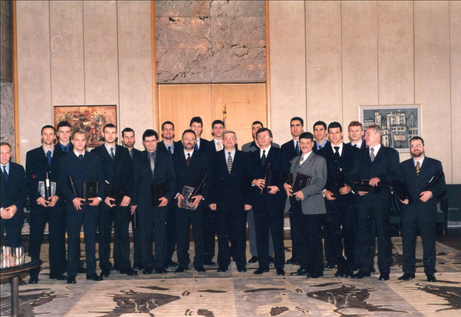 Ministarska-sa-odbojkaskom-reprezentacijom-2000-Vojislav-Andric
