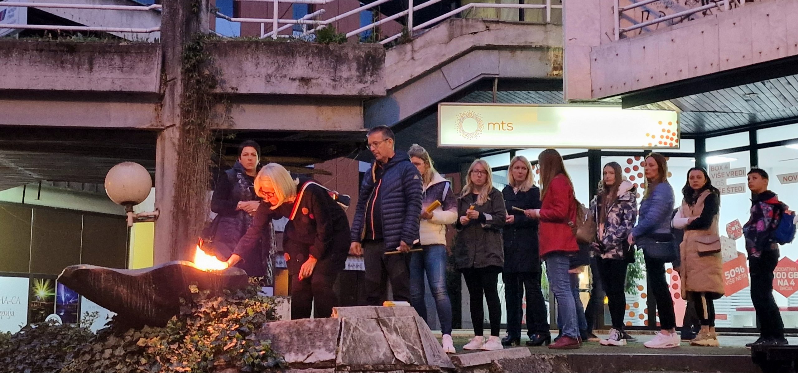 Paljenje sveća Ubistvo OŠ Vladislav Ribnikar (7)