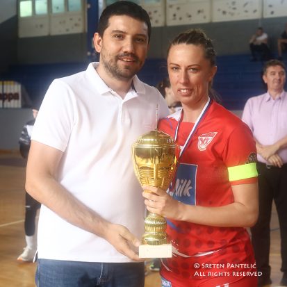 Pobednički pehar kapitenu Metalca 2015, Jovani Pavlović predao je gradonačelnik Valjeva, Lazar Gojković Pobednički pehar kapitenu Metalca 2015, Jovani Pavlović predao je gradonačelnik Valjeva, Lazar Gojković