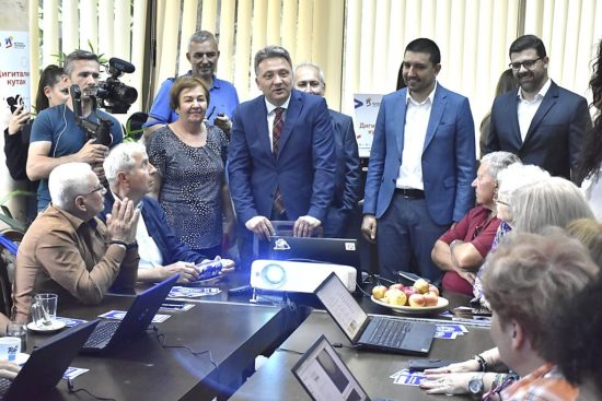 Ministar informisanja Mihailo Jovanović - poseta Domu penzionera - Digitalni kutak