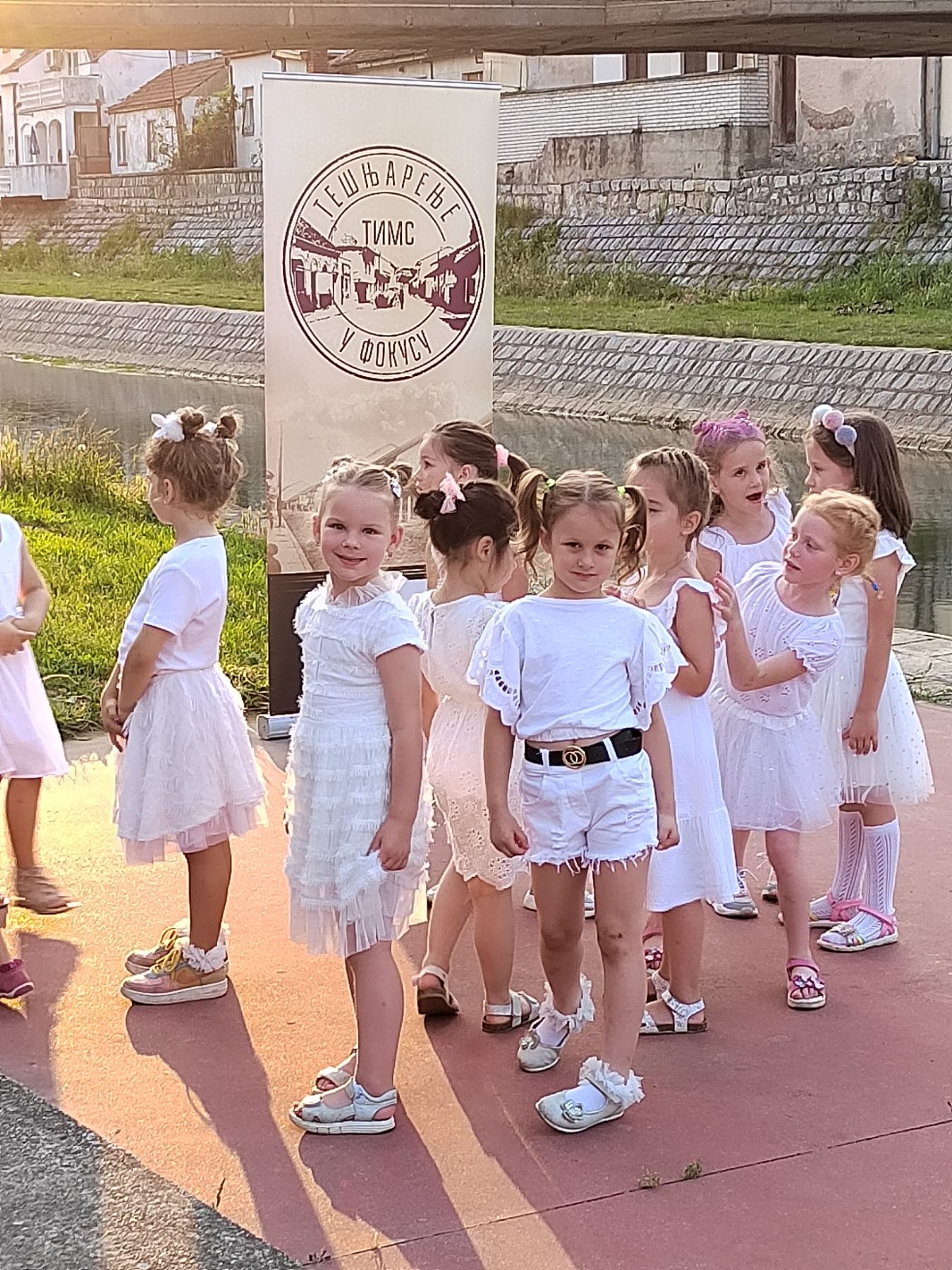 Studio M - Sve u belom - Tešnjarenje u fokusu (1)