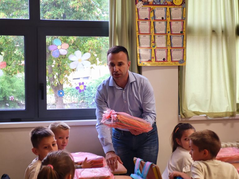 Јанковић уручује књиге