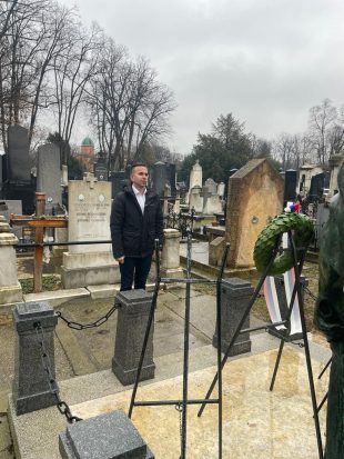 Председник општине Бобан Јанковић полаже венац (1)