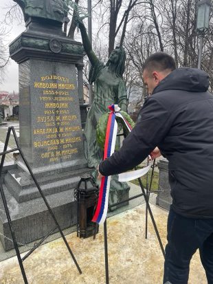 Председник општине Бобан Јанковић полаже венац