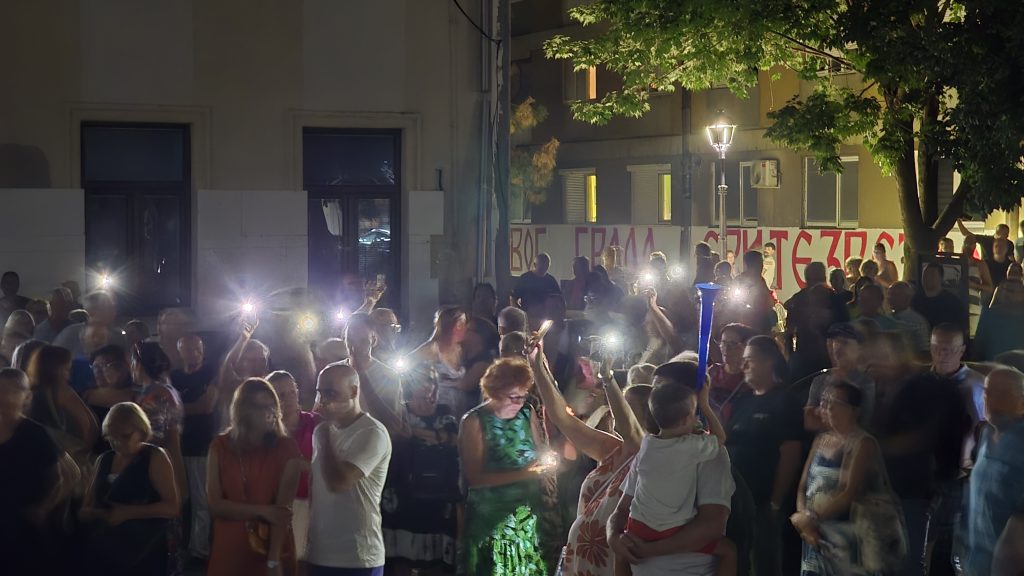 Građani ispred zgrade OJT u Valjevu - Hapšenje - Branko Ivković (10)