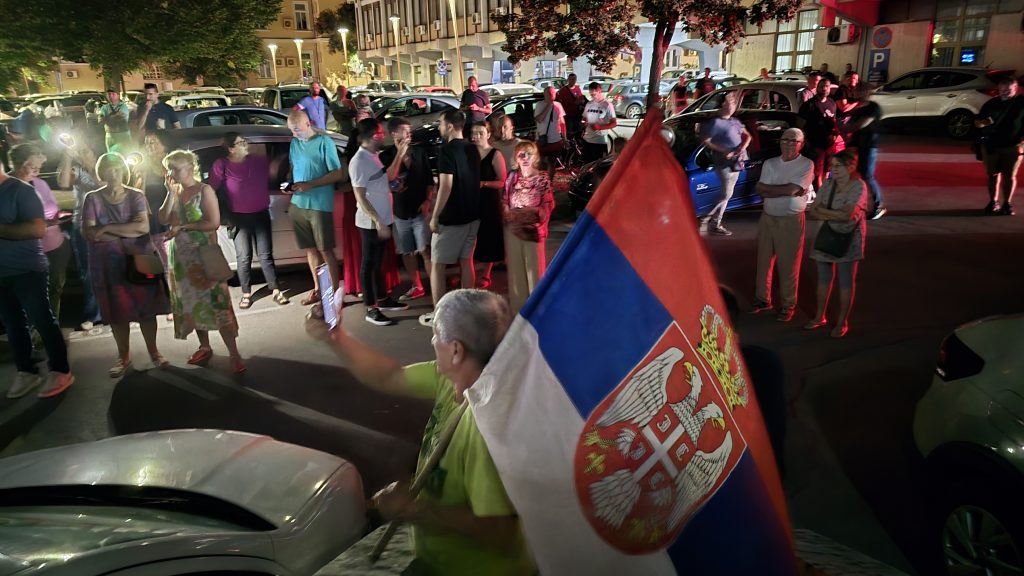 Građani ispred zgrade OJT u Valjevu - Hapšenje - Branko Ivković (11)