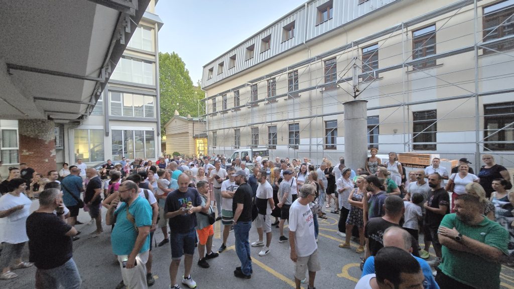 Građani ispred zgrade OJT u Valjevu - Hapšenje - Branko Ivković (2) Građani ispred zgrade OJT u Valjevu - Hapšenje - Branko Ivković (2)