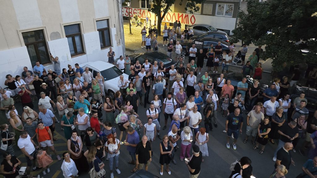 Građani ispred zgrade OJT u Valjevu - Hapšenje - Branko Ivković (4)