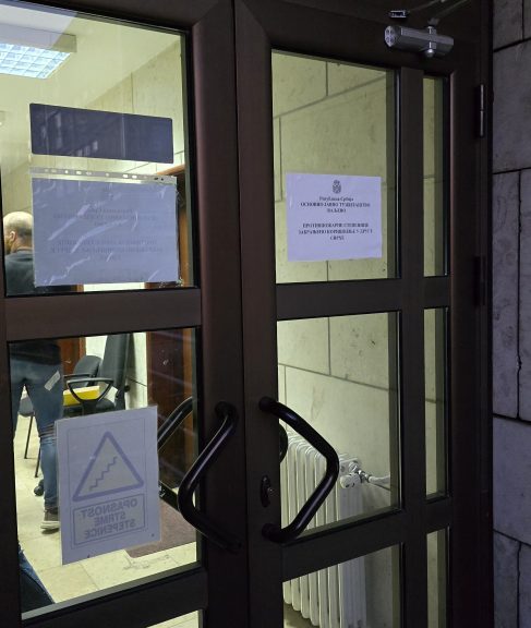 Građani ispred zgrade OJT u Valjevu - Hapšenje - Branko Ivković (6) Građani ispred zgrade OJT u Valjevu - Hapšenje - Branko Ivković (6)