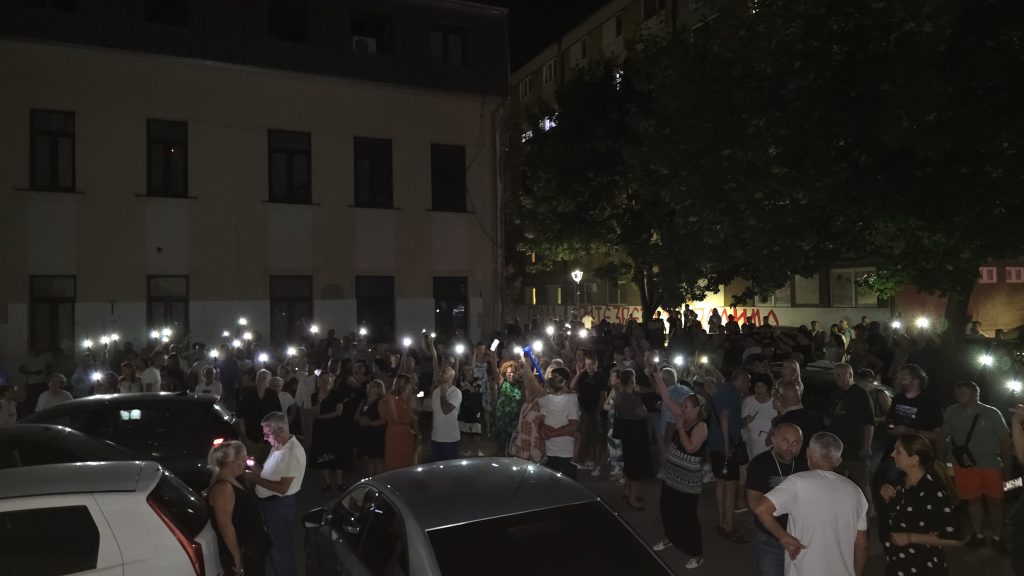 Građani ispred zgrade OJT u Valjevu - Hapšenje - Branko Ivković (9)
