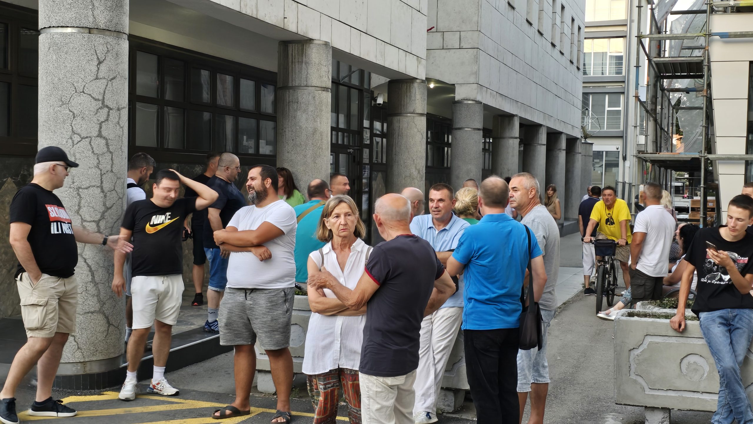 Okupljanje građana Valjeva ispred zgrade OJT - Branko Ivković hapšenje (3)