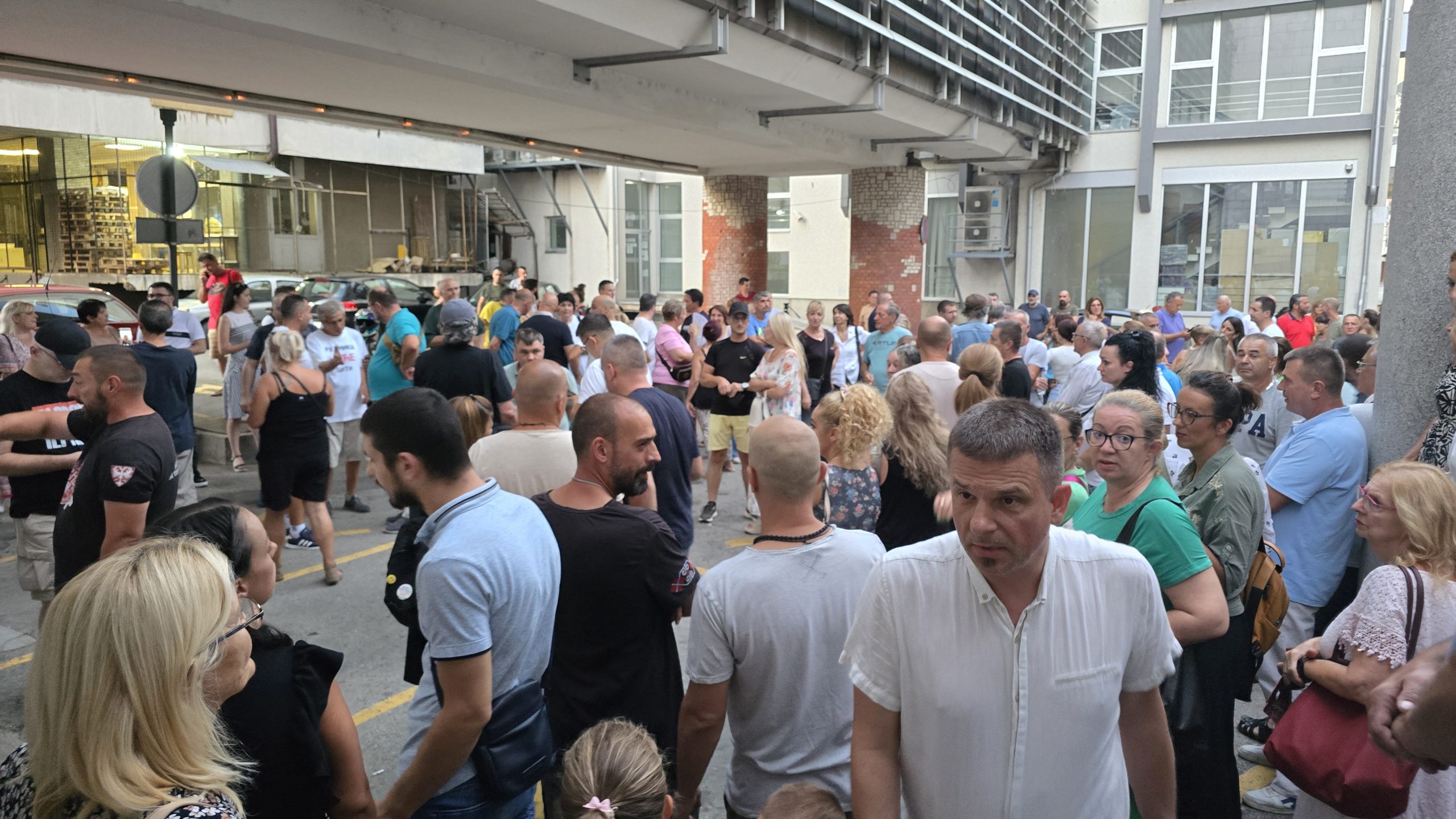 Okupljanje građana Valjeva ispred zgrade OJT - Branko Ivković hapšenje (4)