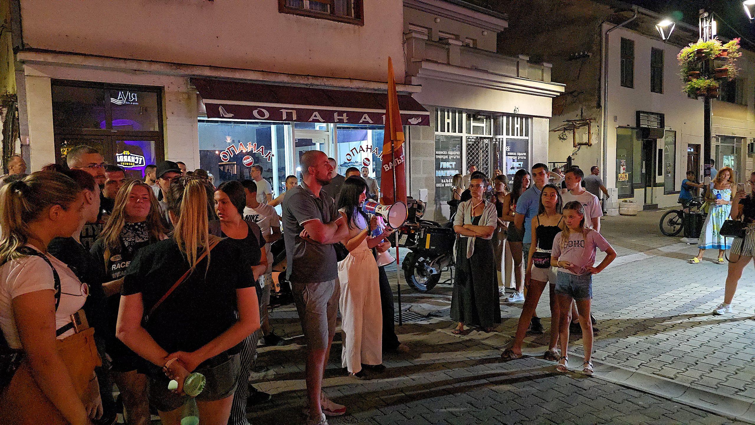 Obraćanje blokadera ispred Pivnice Tchardak (1)