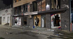 Protesti Valjevo 16. avgust Demolirane prostorije SNS (1)
