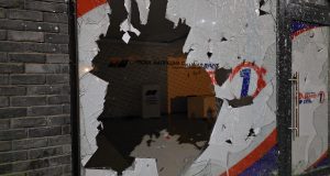 Protesti Valjevo 16. avgust Demolirane prostorije SNS (3)