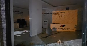 Protesti Valjevo 16. avgust Demolirane prostorije SNS (4)