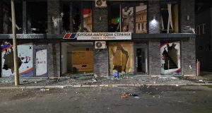 Protesti Valjevo 16. avgust Demolirane prostorije SNS (6)