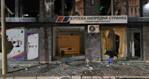 Protesti Valjevo 16. avgust Demolirane prostorije SNS (7)