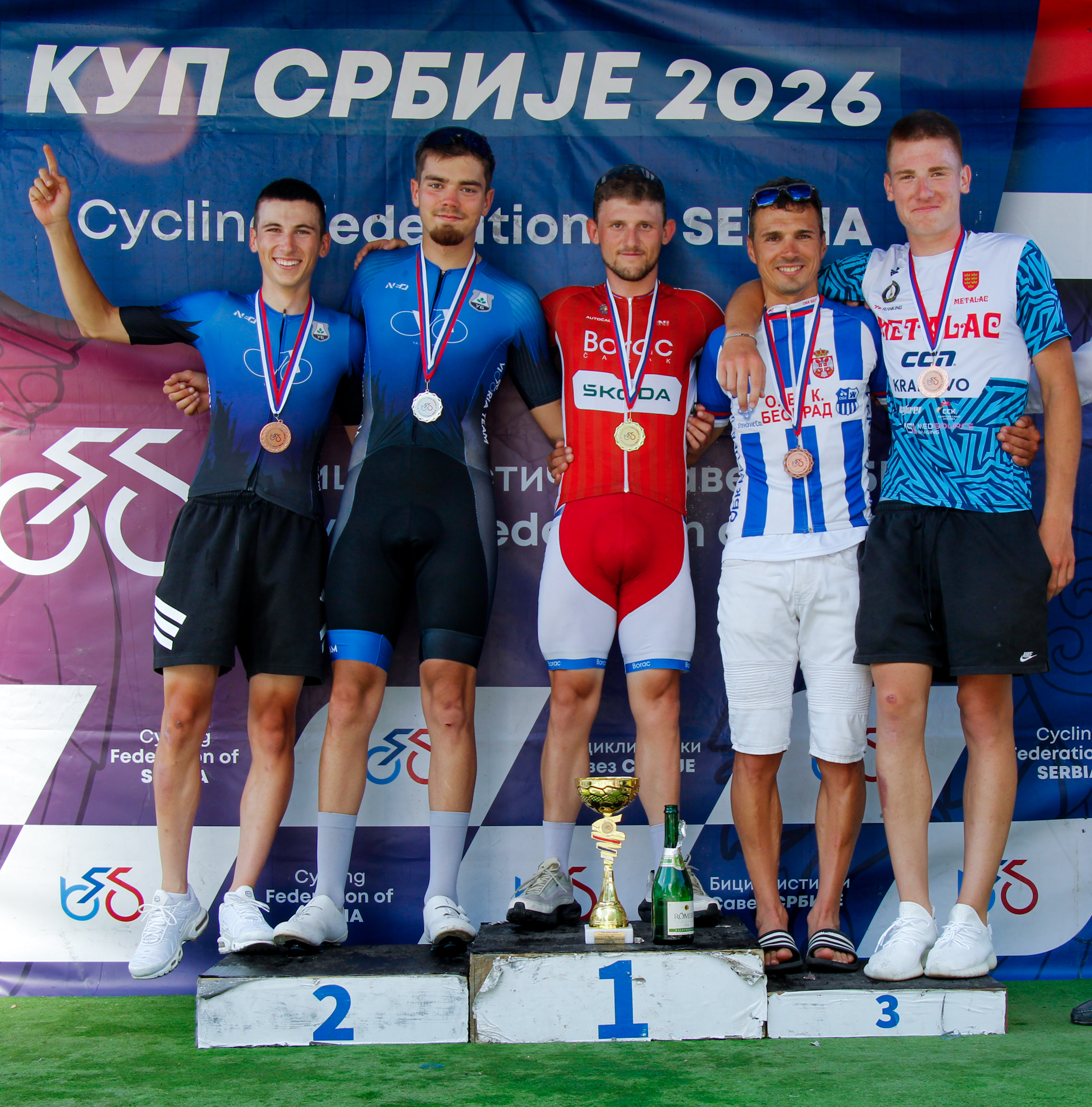 Braća Davidov, podijum