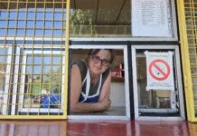 DIRLJIV GEST MATURANATA TREĆE ŠKOLE – POSEBNOM POZIVNICOM IZNENADILI OMILJENU PRODAVAČICU UŽINE Milica Pušić Mica Kiosk Valjevo (2)