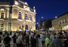PROTEST KOD VIŠEG SUDA: GODINU DANA OD NAPADA NA „ROMANU“, PRIKAZAN FILM „IZDAJA“ I SNIMAK SA SIGURNOSNE KAMERE Valjevo protest 13.08.2026 (4)